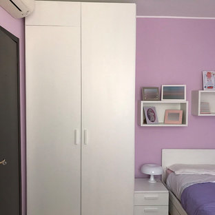 Foto di una cameretta per bambini da 4 a 10 anni contemporanea di medie dimensioni con pareti rosa, parquet scuro e pavimento marrone