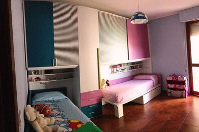 Idee per una cameretta per bambini minimal di medie dimensioni con pareti multicolore, pavimento con piastrelle in ceramica e pavimento beige