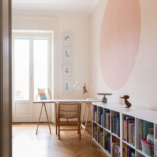Foto di una cameretta per bambini design con pareti rosa, pavimento in legno massello medio e pavimento marrone