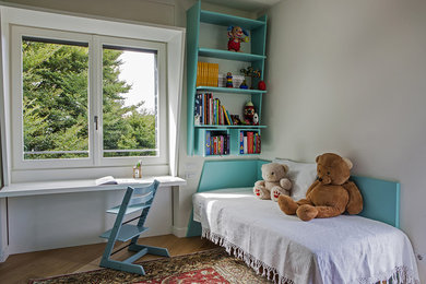 Diseño de dormitorio infantil de 4 a 10 años contemporáneo pequeño con paredes blancas y suelo de madera clara