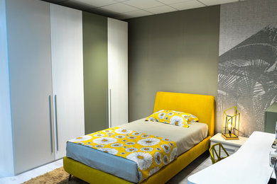 Imagen de dormitorio infantil de 4 a 10 años contemporáneo con paredes multicolor