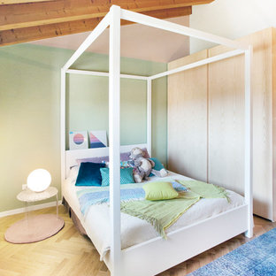 Esempio di una cameretta per bambini scandinava con pareti verdi, parquet chiaro e pavimento beige