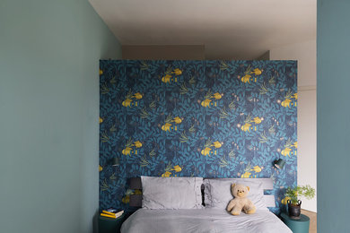 Foto di una cameretta per bambini minimal di medie dimensioni con pareti blu, pavimento in legno massello medio e pavimento marrone
