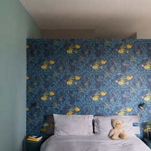 Foto di una cameretta per bambini minimal di medie dimensioni con pareti blu, pavimento in legno massello medio e pavimento marrone