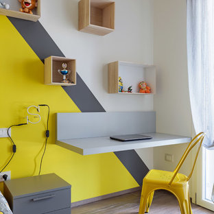 Ispirazione per una cameretta per bambini da 4 a 10 anni scandinava con pareti multicolore e pavimento in legno massello medio