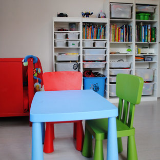 Immagine di una grande cameretta per bambini da 4 a 10 anni minimalista con pareti bianche, pavimento in legno verniciato e pavimento beige