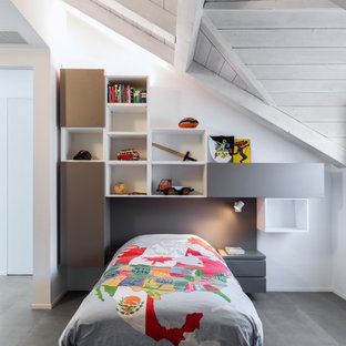 Immagine di una cameretta per bambini design con pareti bianche e pavimento grigio