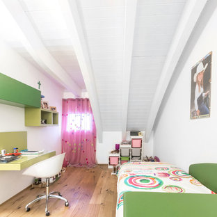 Immagine di una cameretta per bambini contemporanea con pareti bianche, pavimento in legno massello medio e pavimento marrone