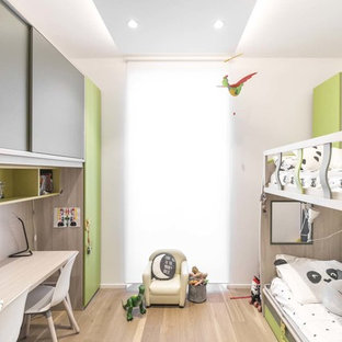 Immagine di una cameretta per bambini da 4 a 10 anni contemporanea con pareti bianche e parquet chiaro