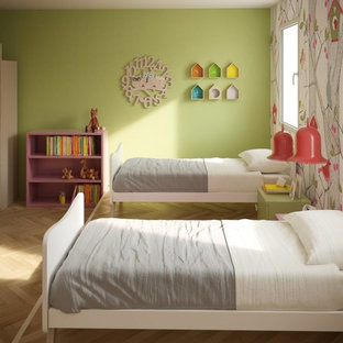 Ispirazione per una cameretta da letto classica con pareti verdi, parquet chiaro e pavimento beige