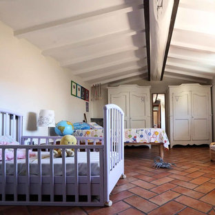 Cette photo montre une chambre d'enfant de 1 à 3 ans nature de taille moyenne avec un mur blanc et un sol en carreau de terre cuite.