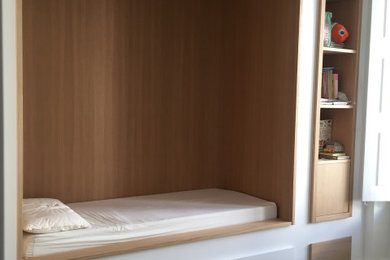 Modelo de dormitorio infantil minimalista de tamaño medio con suelo de cemento