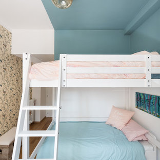 Ispirazione per una cameretta da letto design con pareti blu, pavimento in legno massello medio e pavimento marrone