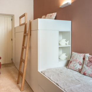 Foto di una cameretta per bambini da 4 a 10 anni mediterranea con pareti rosa e pavimento beige
