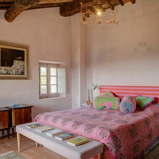 Foto di una cameretta per bambini mediterranea con pareti rosa, pavimento in terracotta, pavimento arancione e travi a vista