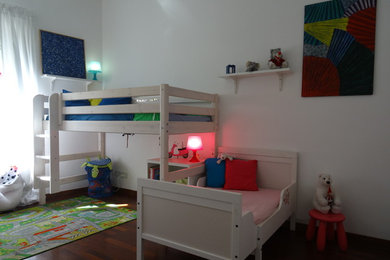 Esempio di una cameretta per bambini minimalista