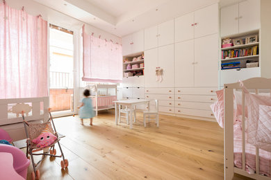 Foto di una cameretta per bambini moderna con parquet chiaro