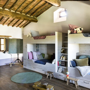 Esempio di una cameretta per bambini country con pareti bianche, parquet scuro e pavimento marrone
