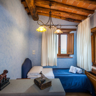 Idee per una cameretta per bambini country con pareti blu e pavimento marrone
