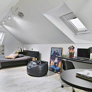 Idéer för att renovera ett stort funkis barnrum kombinerat med sovrum, med vita väggar och klinkergolv i porslin