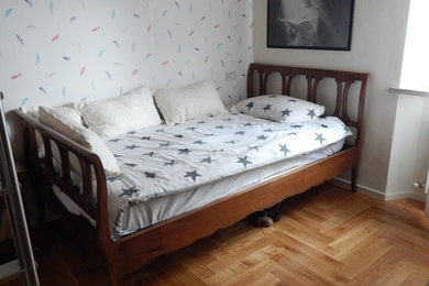 Foto di una grande cameretta per bambini chic con pareti bianche e pavimento in legno massello medio