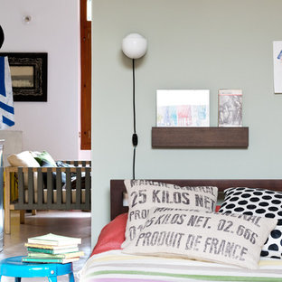 Foto di una piccola cameretta per bambini design con pareti verdi, pavimento in cemento e pavimento grigio