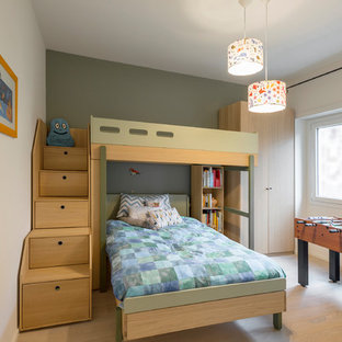 Immagine di una grande cameretta per bambini design con parquet chiaro, pareti bianche e pavimento beige