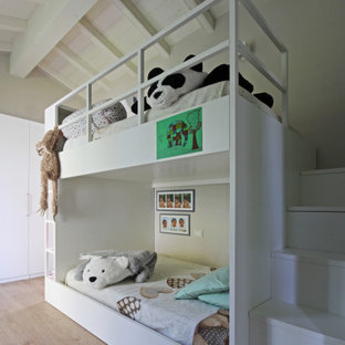 Idee per una cameretta da letto country con pareti grigie, parquet chiaro, pavimento beige, travi a vista, soffitto in perlinato e soffitto a volta