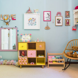 Idee per una grande cameretta da bambina contemporanea con pareti blu, moquette e pavimento grigio