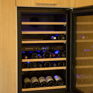 Inspiration pour une grand cave à vin minimaliste avec un sol en carrelage de porcelaine, des casiers et un sol beige.