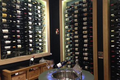 Cette photo montre une grande cave à vin tendance avec un présentoir.