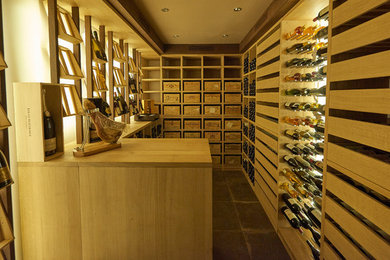 Idée de décoration pour une cave à vin design.