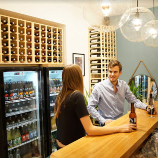 Idées déco pour une cave à vin scandinave de taille moyenne avec un sol en bois clair.