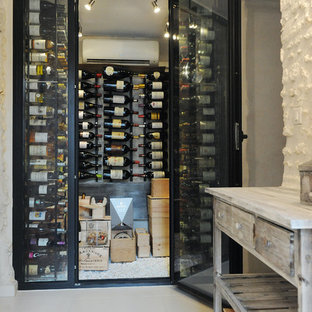 Idée de décoration pour une petit cave à vin design avec un présentoir.