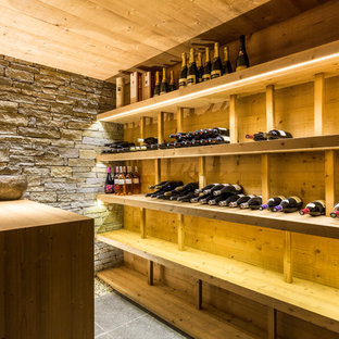 Idée de décoration pour une grand cave à vin chalet avec des casiers.