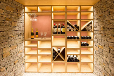 Exemple d'une cave à vin tendance de taille moyenne avec des casiers.