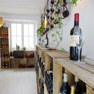Aménagement d'une cave à vin classique de taille moyenne avec sol en stratifié, des casiers et un sol gris.