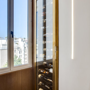 Idée de décoration pour une cave à vin design.