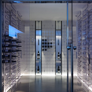 Réalisation d'une cave à vin design avec béton au sol et des casiers.
