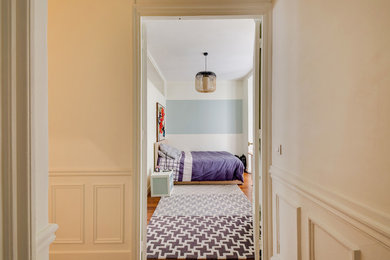 Foto di una cameretta per bambini minimal di medie dimensioni con pareti bianche, parquet scuro e pavimento marrone