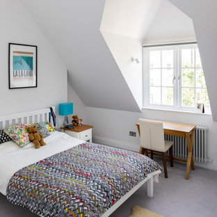 Réalisation d'une chambre d'enfant design avec un mur blanc, moquette et un sol gris.