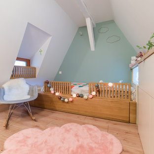 Esempio di una piccola cameretta per bambini scandinava con pareti blu e pavimento in laminato