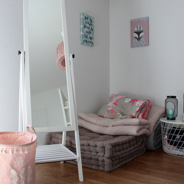 Aménagement d'une chambre enfant avec un mini salon dans un appartement.