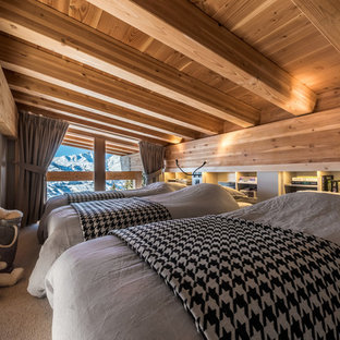 Idées déco pour une chambre d'enfant de 4 à 10 ans montagne avec un mur gris, moquette et un sol beige.