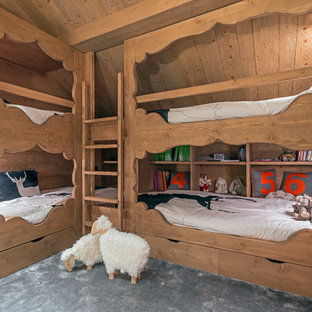 Exemple d'une chambre d'enfant de 4 à 10 ans tendance de taille moyenne avec un mur marron et moquette.