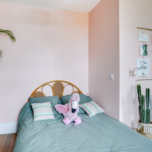 Immagine di una grande cameretta per bambini tropicale con pareti rosa, parquet scuro e pavimento marrone