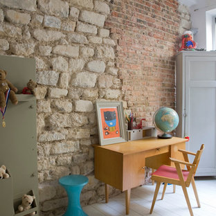 Aménagement d'une chambre de garçon de 4 à 10 ans contemporaine avec un mur blanc, un sol en bois peint et un bureau.