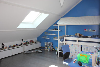 Inspiration pour une grande chambre d'enfant de 4 à 10 ans design avec un mur bleu, parquet foncé, un sol gris et un plafond voûté.
