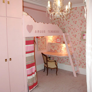 Cette photo montre une chambre d'enfant de 4 à 10 ans romantique de taille moyenne avec un mur rose, moquette et un sol gris.