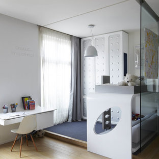 Cette photo montre une chambre d'enfant de 4 à 10 ans scandinave de taille moyenne avec un mur blanc et un sol en bois clair.